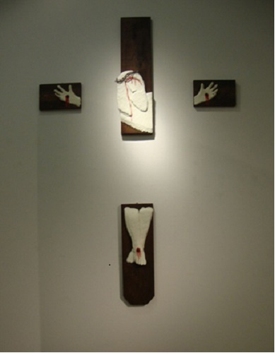 CROCEFISSIONE IN QUATTRO PARTI  - scultura su tavola- tecnica a rilievo ( pasta vinilica, materiale plastico e metallico, colore acrilico) - 2011